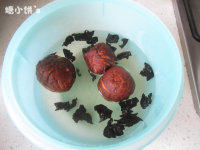 菌菇排骨汤,干花菇和<a style='color:red;display:inline-block;' href='/shicai/ 136'>黑木耳</a>泡发后切块备用