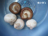 菌菇排骨汤,鲜<a style='color:red;display:inline-block;' href='/shicai/ 230'>香菇</a>和<a style='color:red;display:inline-block;' href='/shicai/ 2913'>白蘑菇</a>洗净切块备用