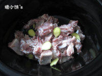 菌菇排骨汤,<a style='color:red;display:inline-block;' href='/shicai/ 959'>肋排</a>洗净斩小块，加入姜片和<a style='color:red;display:inline-block;' href='/shicai/ 718'>料酒</a>