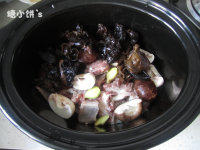 菌菇排骨汤,放入所有菌菇~加水至没过所有材料~高压锅上汽后45分钟,自然放气后开盖~加盐调味~撒上葱花即可~