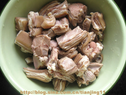 萝卜羊肉汤 ,<a style='color:red;display:inline-block;' href='/shicai/ 329'>羊肉</a>切块，放入锅里添加清水，以及<a style='color:red;display:inline-block;' href='/shicai/ 3250'>葱</a><a style='color:red;display:inline-block;' href='/shicai/ 37'>姜</a><a style='color:red;display:inline-block;' href='/shicai/ 13417'>酒</a>和醋，水开后煮2-3分钟，再用清水洗去浮沫。