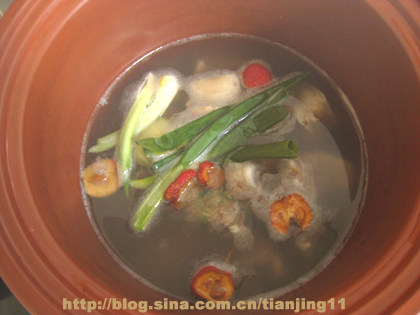 萝卜羊肉汤 ,清洗干净的羊肉放入煲内，添加足量的清水，放入葱姜、料酒以及几粒山楂，煲4小时左右。