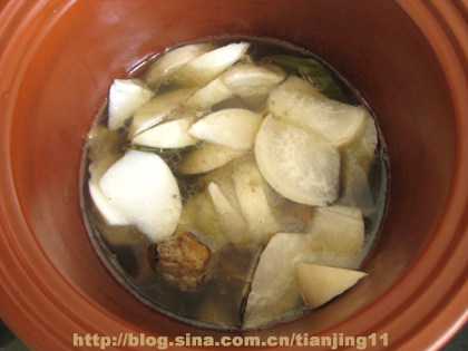 萝卜羊肉汤 ,煲至羊肉软烂了，再放入萝卜，继续煲30分钟左右，到萝卜熟了即可