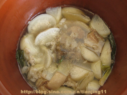 萝卜羊肉汤 ,加盐调味，再撒点<a style='color:red;display:inline-block;' href='/shicai/ 720'>胡椒粉</a>。