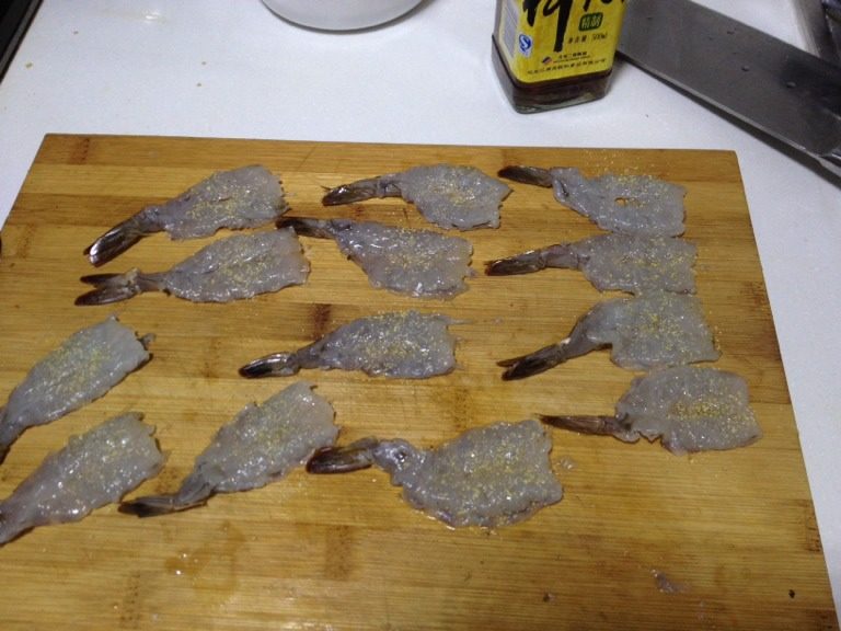 香酥虾,把虾从背后片开。不要前后片断。用到拍一下虾肉
