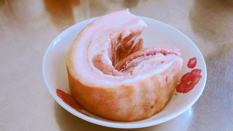 红烧肉,懒办法却更好吃~,<a style='color:red;display:inline-block;' href='/shicai/ 428'>五花肉</a>如果皮上有毛,就用火烤一下。
我直接用燃气罩烤的~,烤完用刀刮一。
然后在用清水冲洗~