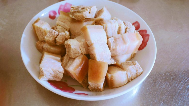 红烧肉,懒办法却更好吃~,.然后切成麻将大小的块。
可能还有人问:为什么不先切好在过水?
我觉得先切好的在过水,肉皮受热回缩,肉不见方,影响美观!