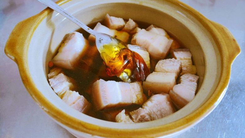 红烧肉,懒办法却更好吃~,生抽调味,老抽上色。
不需要放盐,全平这两种来控制咸淡
在放入半勺转换糖浆。
没有转化糖浆就放点冰糖,倒入两滴白醋,醋不要多了哦~