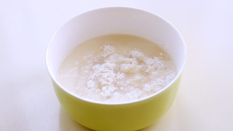 养颜之玫瑰馅儿饼,我们做这个饼,采用半汤面的方法,先加开水和将近一半的面。