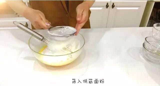 宝宝辅食：水果裸蛋糕-36M+,一、制作蛋黄糊
3、筛入低筋，用刮刀或蛋抽混合均匀，不要转圈圈，用刮刀翻拌和切拌是最好的，均匀无颗粒即可，不要过度搅打，避免面糊出筋。
》过筛可以避免面粉结块，结块很容易过度搅拌哦
》不起筋也是后面蛋糕松软的一个原因之一