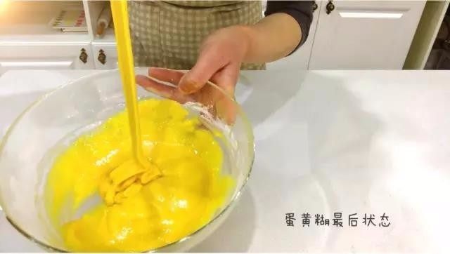 宝宝辅食:水果裸蛋糕-36M+,一、制作蛋黄糊
4、最后蛋黄糊的状态。