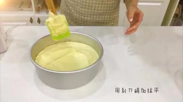 宝宝辅食:水果裸蛋糕-36M+,三、翻拌蛋糕糊及烘烤
6、顶部用刮刀稍加抹平。
