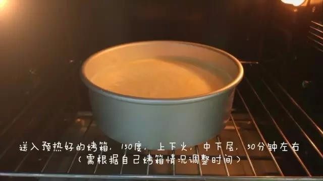 宝宝辅食：水果裸蛋糕-36M+,三、翻拌蛋糕糊及烘烤
8、放入提前预热好的烤箱（提前预热10分钟），150度，上下火，中下层，50分钟左右。烤完后将蛋糕轻震几下排气，然后倒扣冷却后再脱模。烘烤时间可能因为各家烤箱性能火力不同，烤温和时间可能略有差异，大家一定要摸清楚自家烤箱的脾气哈。
》判断是否烤熟的标准：取一根牙签，轻轻插入戚风蛋糕，取出时没有带出任何组织就差不多了。