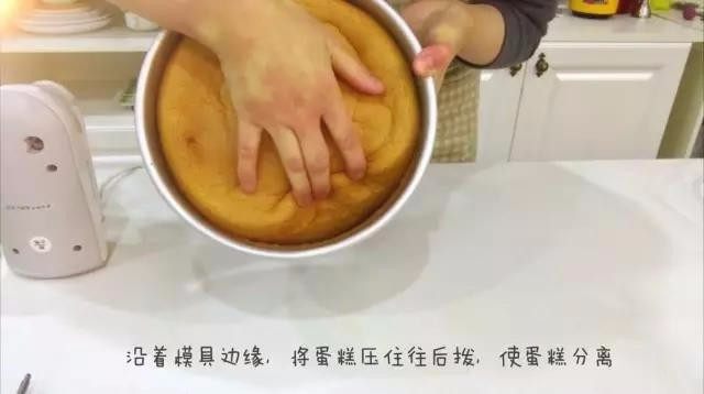 宝宝辅食:水果裸蛋糕-36M+,四、脱模切片
1、用左手拿着倒扣冷却的蛋糕,右手沿着模具边缘,将蛋糕轻轻压住往后拨,蛋糕很容易就会和模具脱离,如果有个别地方没有脱离的,可以用抹刀或水果刀等轻轻刮一下即可。