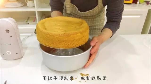 宝宝辅食：水果裸蛋糕-36M+,四、脱模切片
2、因为是活底模具，所以蛋糕边缘和模具脱离后，再在底下放一个杯子，把模具边缘往下压，蛋糕就出来啦，再把底部的油纸撕掉，蛋糕就脱模成功啦。