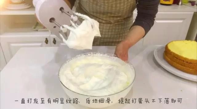 宝宝辅食:水果裸蛋糕-36M+,五、打发奶油
2、一直用高速打至<a style='color:red;display:inline-block;' href='/shicai/ 8197'>淡奶油</a>有明显的纹路,但质地细滑,提起蛋头不会垂下即可,此时抹开奶油,出现的是很平滑的表面,注意不要打过头了,打过头可能会水油分离,出现颗粒感,抹起来就不好看了,也会影响口感。