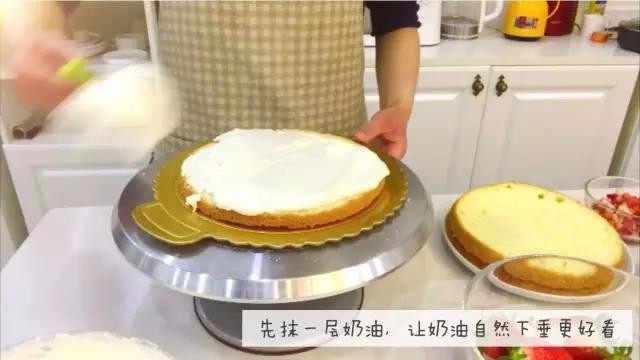 宝宝辅食:水果裸蛋糕-36M+,六、抹奶油,填上满当当的水果哈
1、放一层蛋糕胚,在上面抹一层奶油,因为是裸蛋糕,抹奶油就不需要什么技巧了,让奶油从边缘自然下垂成品会更好看些哈。