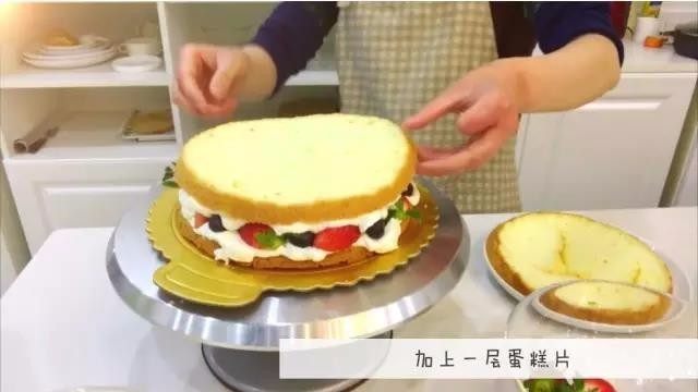 宝宝辅食:水果裸蛋糕-36M+,六、抹奶油,填上满当当的水果哈
3、再轻轻抹上一层奶油,加上一层蛋糕胚。接下来和上面同样操作就好啦,具体可见视频哈。