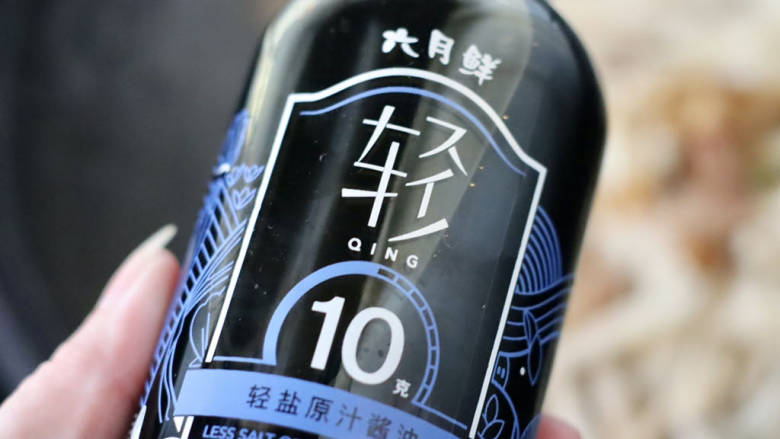 炒藕丝,再加入剩下的1勺酱油调味调色。
