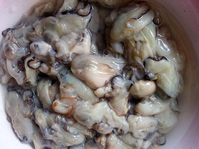 海蛎煎,海蛎(蚵啊、牧蛎、生蚝):这个是竖石板产的,个头比较大小不整。石板产和绳子产的差别就在于石板产的生长周期长,个头小,比较鲜甜非常适合用来做蚵