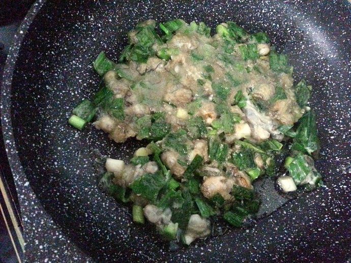 海蛎煎,勺一勺摊开,煎一会翻面