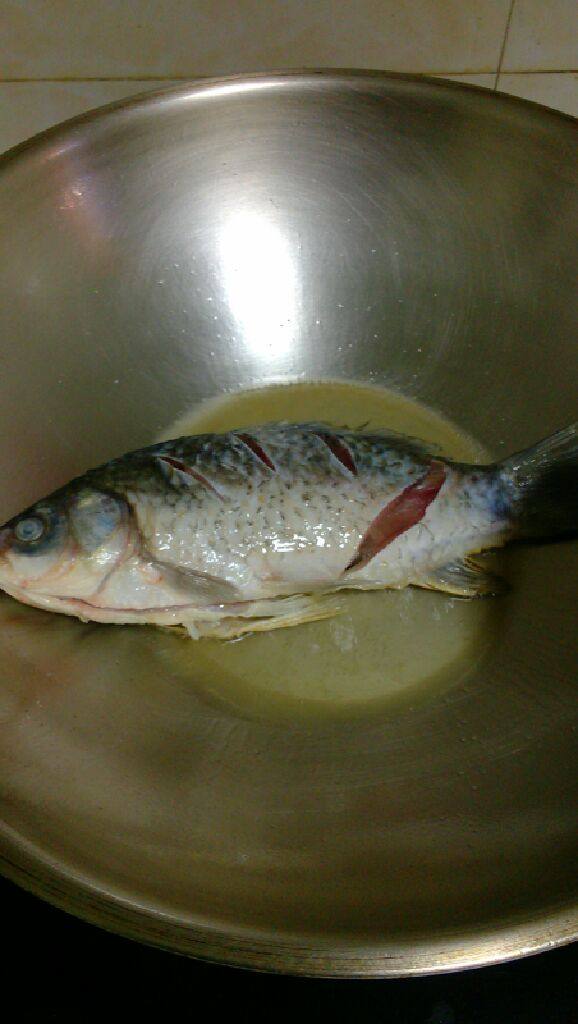 豆瓣鲫鱼,锅内放油，大火把油要烧好，（感觉快冒烟）油没烧好鱼就散了，放入腌制的<a style='color:red;display:inline-block;' href='/shicai/ 377'>鲫鱼</a>，转中小火，5分钟左右（时间自己掌握，早了鱼皮没了，晚了可能会焦）翻面