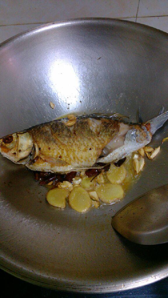 豆瓣鲫鱼,2面都炸焦黄，放入姜，蒜，<a style='color:red;display:inline-block;' href='/shicai/ 62'>辣椒</a>