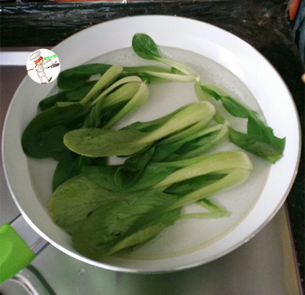 腊味糯米饭,等米饭快煮好时,另起锅烧水,水开后加几滴食用油,放入小<a style='color:red;display:inline-block;' href='/shicai/ 3517'>青菜</a>,焯烫变色后盛出