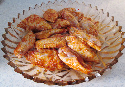 香辣烤鸡翅,加入腌肉粉，抓拌均匀，腌制2小时