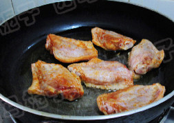 香辣烤鸡翅,煎锅烧热，将鸡翅皮朝下放入煎锅中