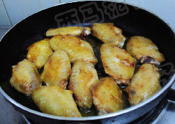 香辣烤鸡翅,小火煎至，两面金黄