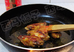 香辣烤鸡翅,刷上辣妹子剁椒酱即可