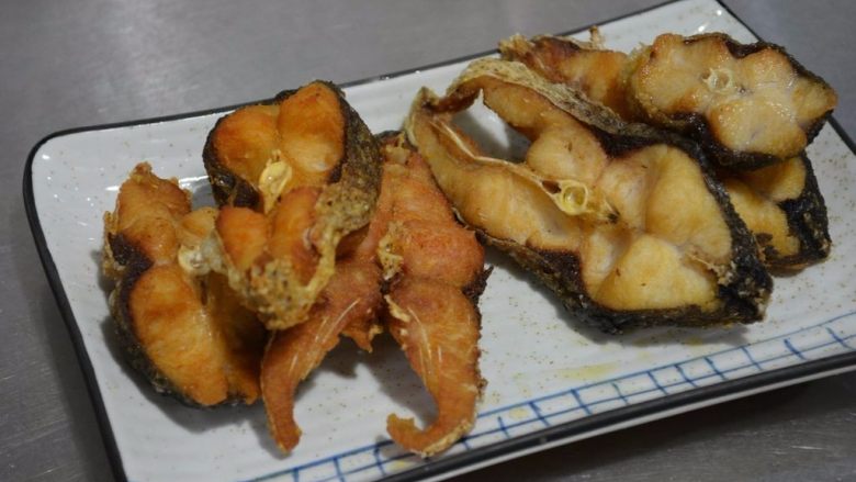 熏鱼 , 鱼要炸透,
可以调成中小火慢慢炸,
炸完后鱼肉放凉后还变软,
可以复炸一次,
像图中左边的颜色即可。