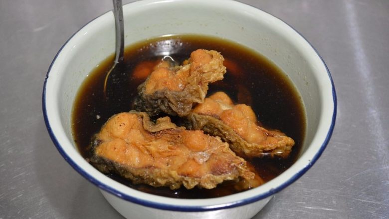 熏鱼 ,炸好的鱼从油锅直接丢入到汤汁中。
这时你能感受到鱼在你筷子上,
在不停的震颤~
丢入凉透的料汁中,呲啦声会传入耳朵的~真的是妙不可言~
