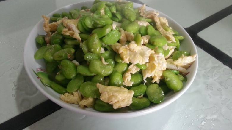 豆米炒蛋,烧油,加姜蒜,炒豆米。略加水,倒入鸡蛋翻炒,豆米熟加盐出锅。