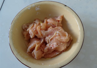 剁椒木耳鸡片,<a style='color:red;display:inline-block;' href='/shicai/ 101'>鸡胸肉</a>切片,加少量油加淀粉抓匀腌制片刻