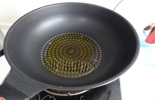 剁椒木耳鸡片,锅内倒少许油