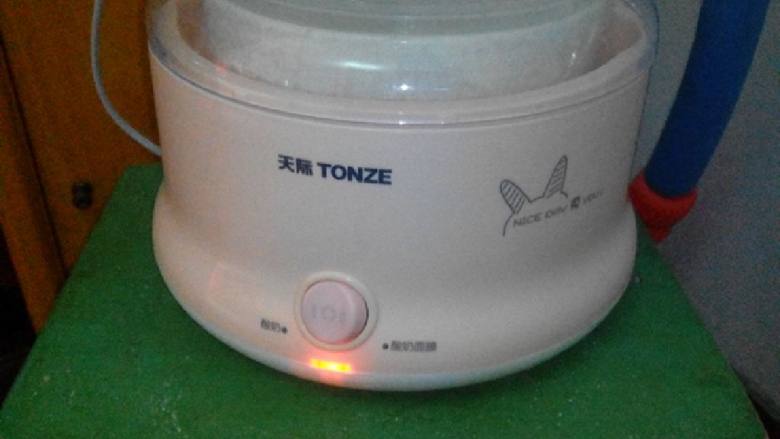 自制益生菌酸牛奶,1.将酸奶机杀菌消毒