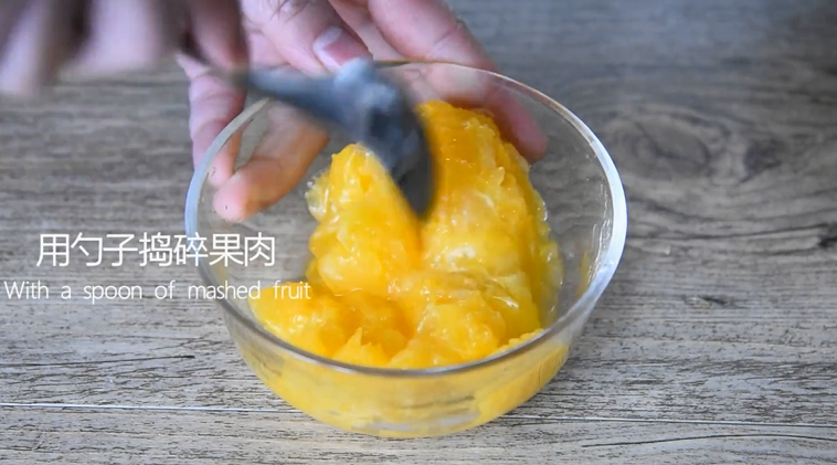 最好的止咳方法——盐蒸橙子,挖出果肉,用勺子捣碎果肉