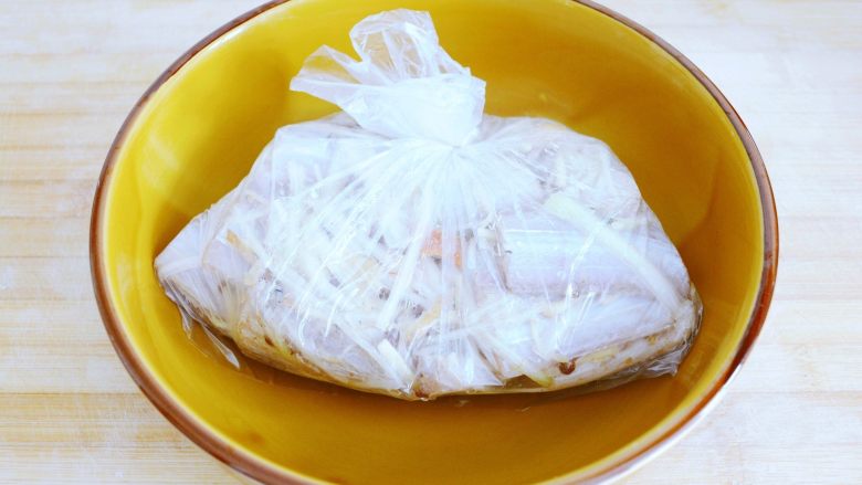 【香煎带鱼】附送超多煎鱼技巧~ ,拌匀后放入食品袋中,挤出口袋中的空气。
丢入冰箱冷藏过夜~
没那么多时间?
那么至少也要腌制三小时~
否者不入味!
不好吃不如不吃,不是吗