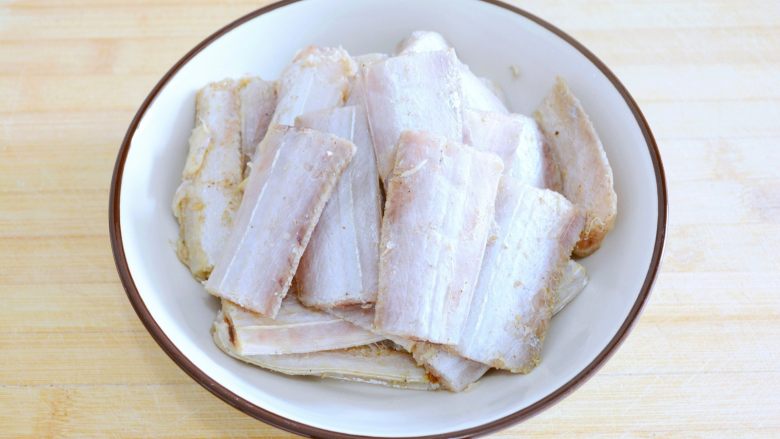 【香煎带鱼】附送超多煎鱼技巧~ ,腌制好以后,
把带鱼中的辅料挑出来~
