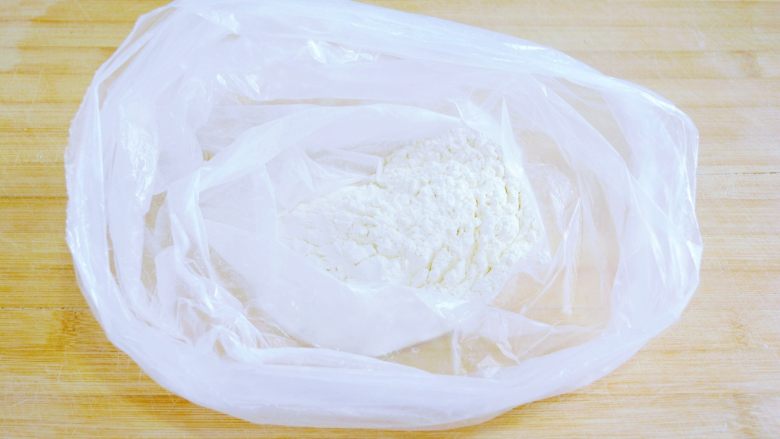 【香煎带鱼】附送超多煎鱼技巧~ ,在找一个干净的食品袋。
放入大约50克的<a style='color:red;display:inline-block;' href='/shicai/ 519'>面粉</a>~