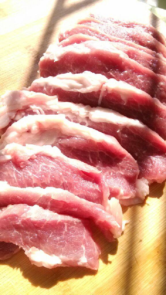 秘制酱香煎猪扒!,将猪肉切成1厘米左右的片片。