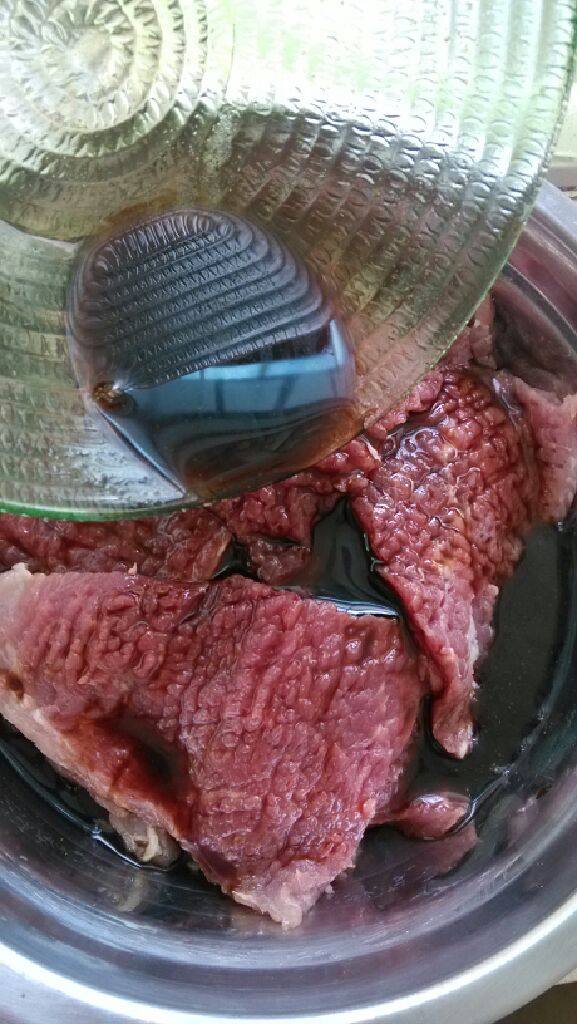 秘制酱香煎猪扒!,把调好的酱汁倒入肉里腌制。