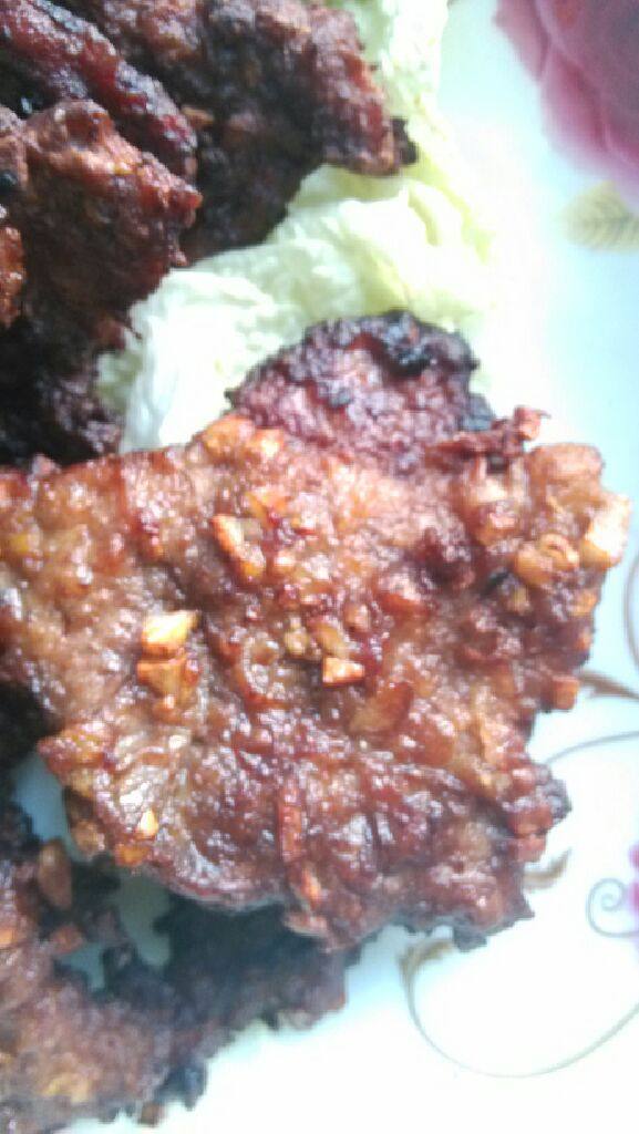 秘制酱香煎猪扒!,腌制半小时后下油锅炸至酥黄即可捞出摆盘。
