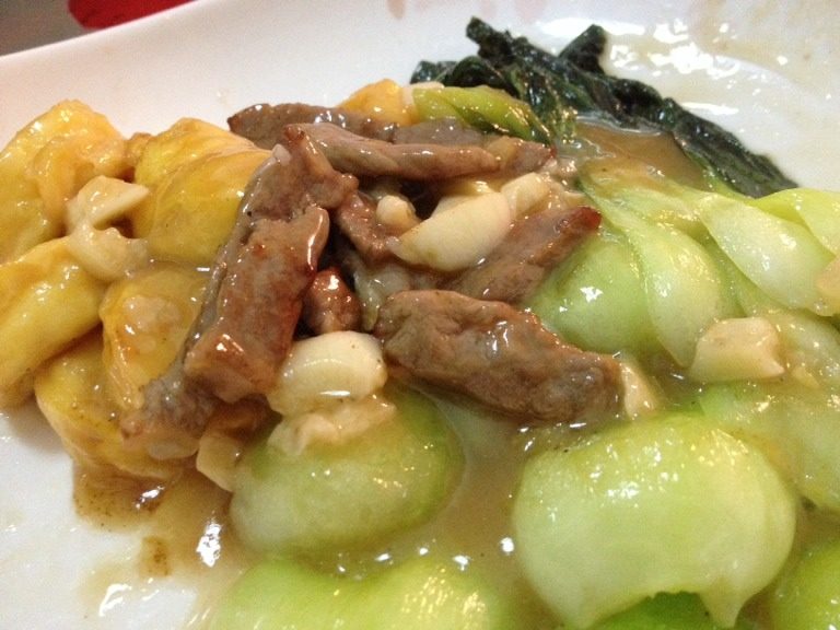 白灼三鲜,低油。 8 成热。放入里脊肉。炒变色。放入油菜爆炒两分钟。加少许水。 闷一分钟。 炒制没有水分。 放入豆腐。放入淀粉水。 盐 <a style='color:red;display:inline-block;' href='/shicai/ 10588'>糖</a> <a style='color:red;display:inline-block;' href='/shicai/ 756'>鸡精</a> 蒜瓣 翻炒   出锅。摆形