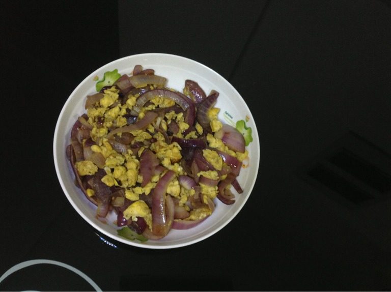 洋葱炒鸡蛋,再放少许油，洋葱下锅，清炒约30秒，放入鸡蛋，加盐少许，炒30秒。好啦