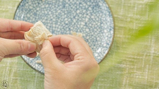 芙蓉面线汤,放凉后撕成条。煮之前不要把鸡胸肉切片或小块，要一整块一起煮。不然大部分肉质会变老，而且撕起来也费劲。