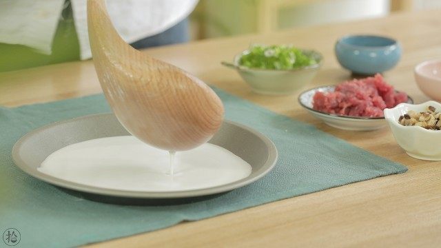 宝宝版牛肉肠粉,舀一小勺粉浆倒入平盘里,均匀铺开,越薄越好,越薄做出来口感越好。记住,每舀一勺前,要将粉浆搅拌一下,因为粉浆放久了会发生沉淀分层。