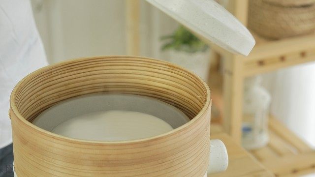 宝宝版牛肉肠粉,提前烧开水,趁着水蒸汽冒出,借助防烫夹将平盘放入锅中。把平盘放进去时要保持平衡,以免厚度不均做出来的口感不好吃。